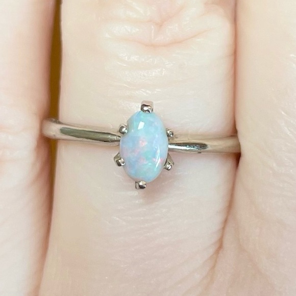 Jewelry - 14K Fire Opal 6x3mm vintage rainbow iridescent oval Cabochon gold ring​​…​